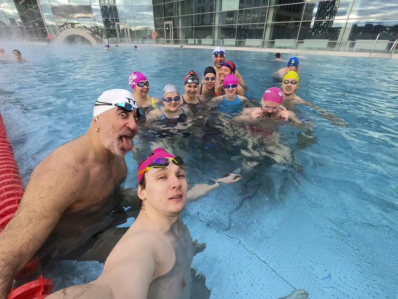 Группа Ideaswim в открытом бассейне&nbsp;— общее фото в воде